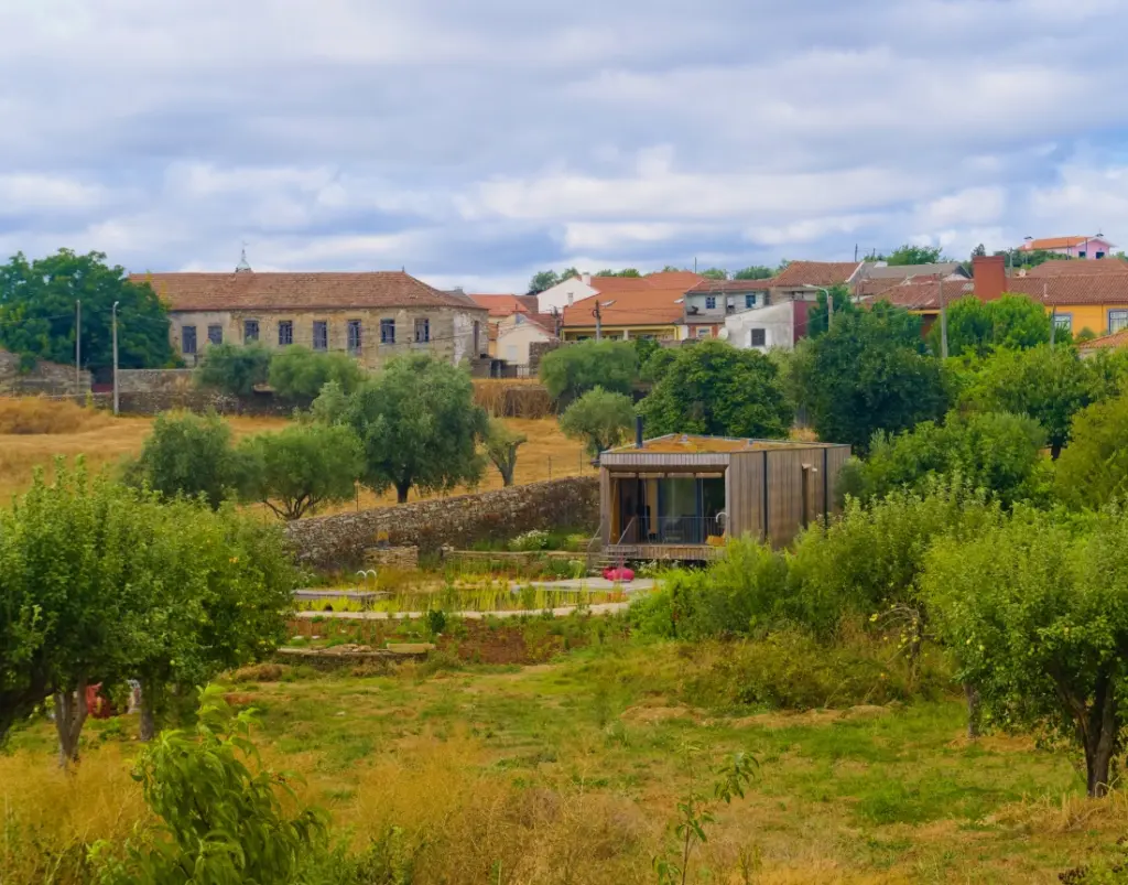 Casa de madeira com cobertura vegetal na aldeia de Poiares