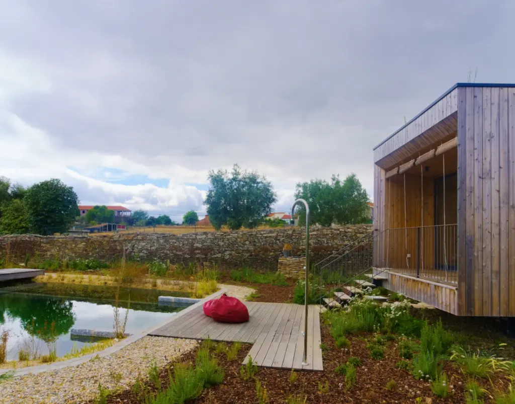 Jardim com deck e piscina ecológica