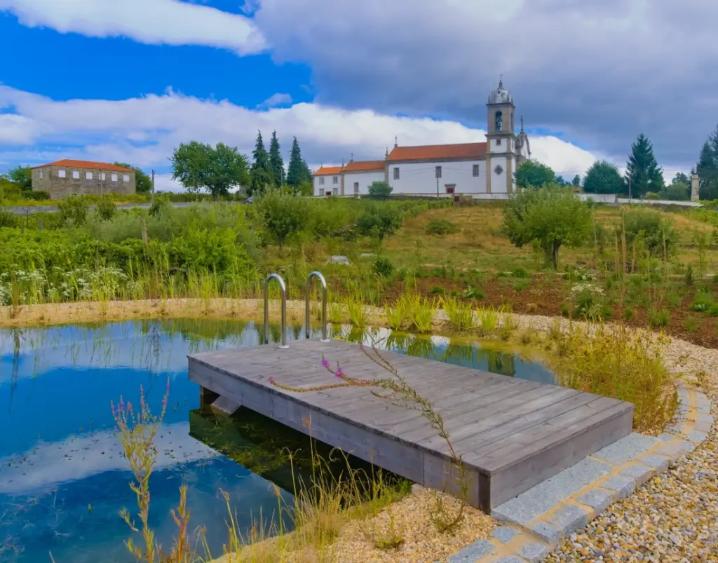 Piscina biológica com vista para a igreja de Poiares