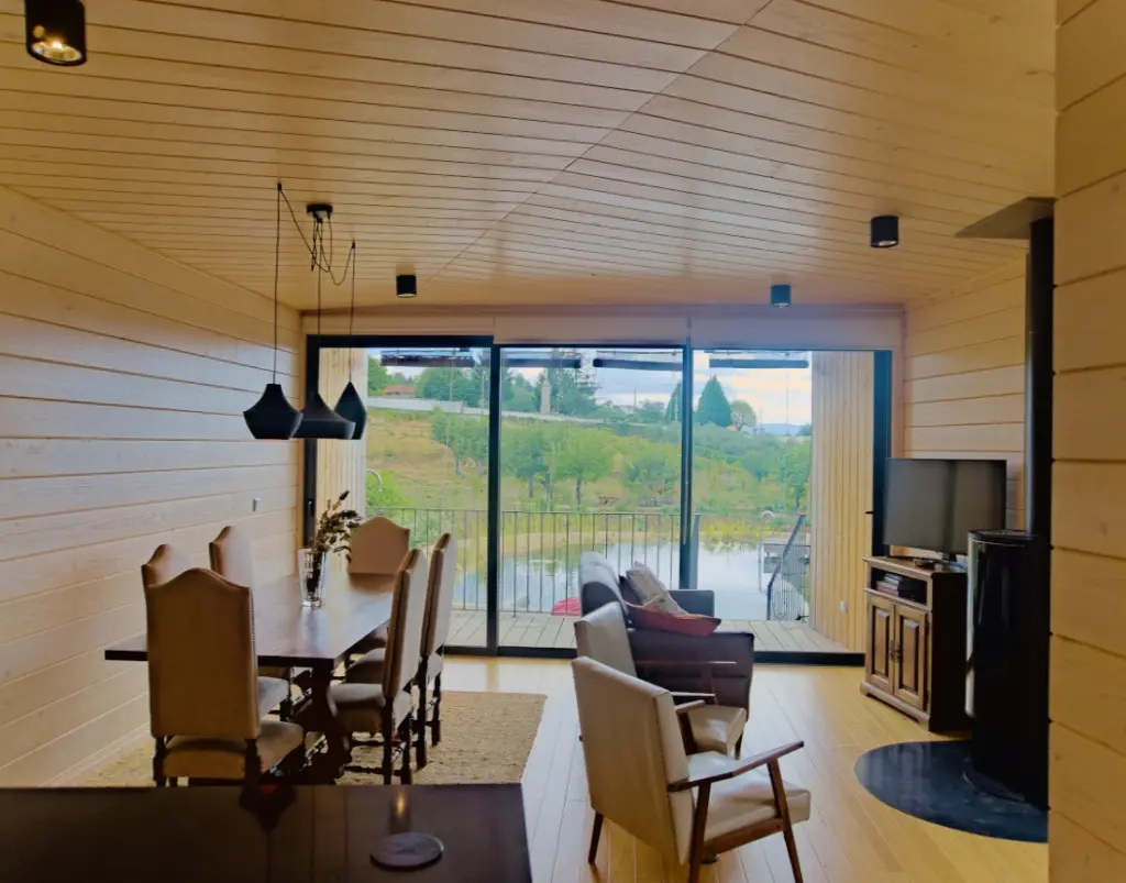 Sala de estar e jantar com vista para a piscina biológica